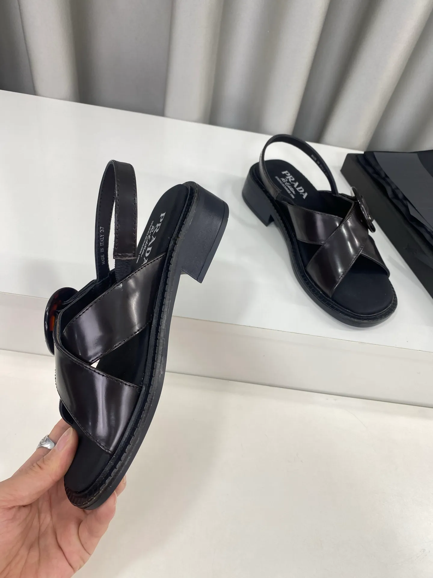 💕💕Factory direct selling price p500💕💕 Prada 25ss spring and summer new style cross thick heel sandals ☑️ Many Internet celebrity fashion bloggers are planting grass. Summer must-have sandals. Retro fashionable and avant-garde soles with uppers make the whole pair of shoes light and comfortable. Satisfy the various choices of fashionable people of different styles. The upper feet are very comfortable. The iconic metal triangle logo matches the shape of ancient beach sandals. Every design is fashionable ▪Upper: Made of original imported cow patent leather ▪Inner foot pads: sheepskin ▪Sole: Original customized rubber outsole ▪Size: 35-40 (customized for 40 yuan, non-refundable)